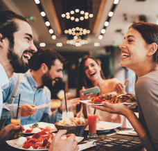 Jak się ubrać na kolację do restauracji? Mężczyzna nie musi w garnitur!