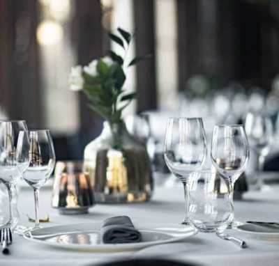 Jak zachowywać się w restauracji? Najważniejsze zasady savoir-vivre przy stole