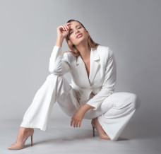 Jak nosić garnitur damski oversize? Eleganckie stylizacje z powiewem nowoczesności