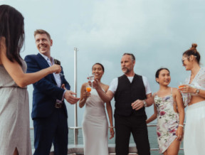 Sukienka na poprawiny. Jak wykorzystać obecne trendy?