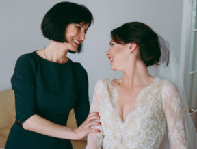 Sukienka na wesele dla 50-latki. Eleganckie kreacje