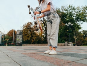 Baggy jeans – wielki powrót streetwearowego trendu