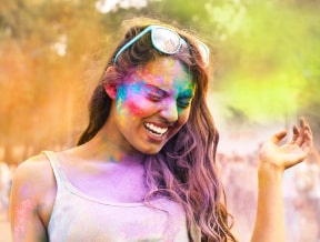 Holi, czyli Indyjskie święto kolorów. Jak się ubrać i przygotować?