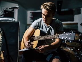 Luke Hemmings - co nosi wokalista 5SOS?