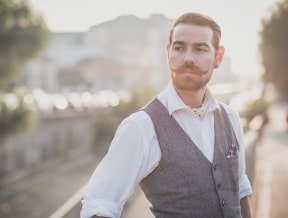Jak przycinać wąsy? Poznaj odważny styl!