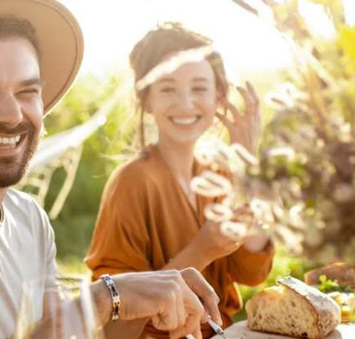 Garden party dress code, czyli jak ubrać się na przyjęcie w ogrodzie.