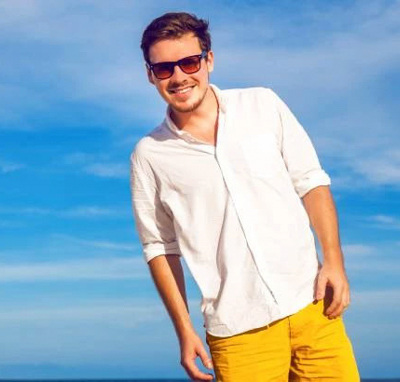 Koszula na plażę? Zobacz, jak ubierać się na wakacjach w ciepłych krajach