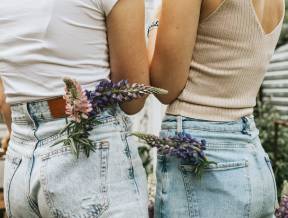 Mom jeans – z czym je łączyć i kiedy nosić?