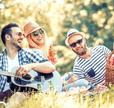 Wybierasz się na piknik? Radzimy, jak dobrać strój na tę okazję!