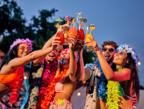 Impreza w stylu hawajskim na plaży – co założyć, by poczuć klimat?