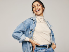 Jasny jeans pozostaje w trendach! Sprawdź, z czym go nosić!