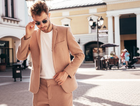 Jak nosić kolorowy garnitur zgodnie z panującymi trendami? Stylista odpowiada