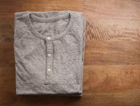 Czym jest koszulka henley i kiedy ją nosić? Stylista zna odpowiedź 