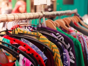 Koszulki vintage: jak je nosić? Pomysły na stylizacje od Lancerto!