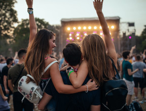 Strój na festiwal – jak wybrać idealny outfit, by wyróżnić się z tłumu?