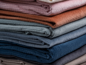 Sztruks – co to za materiał? Zobacz, jak go stylizować w modzie męskiej.