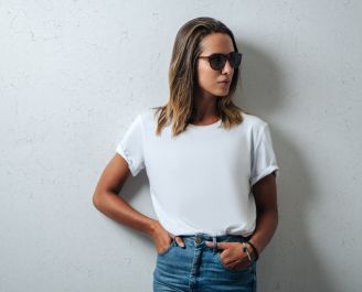 T-shirt w damskiej garderobie – materiały, fasony i stylizacje