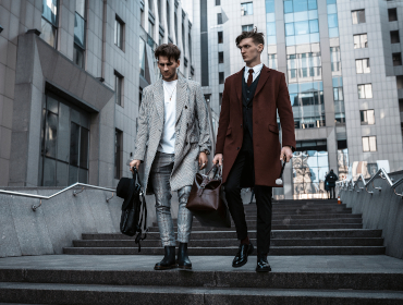 Płaszcz dyplomatka – do czego pasuje? Stylista radzi