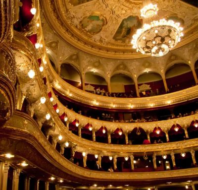 Jak się ubrać do teatru muzycznego? Strój na balet lub musical