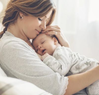 Prezent dla młodej mamy – co podarować? 8 inspiracji