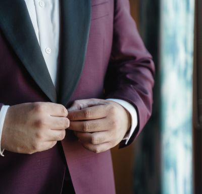 Bordowy garnitur ślubny dla pana młodego – porady!