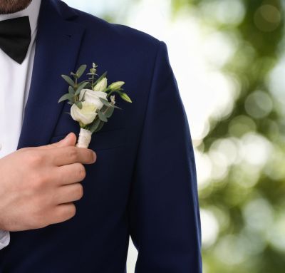 Garnitur ślubny granatowy – sprawdź, jaki wybrać! Stylizacje i dodatki