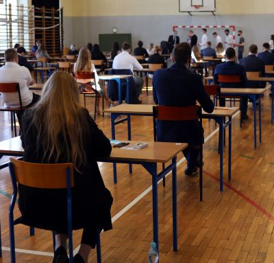 Jak się ubrać na maturę? Porady stylisty dla niej i dla niego!