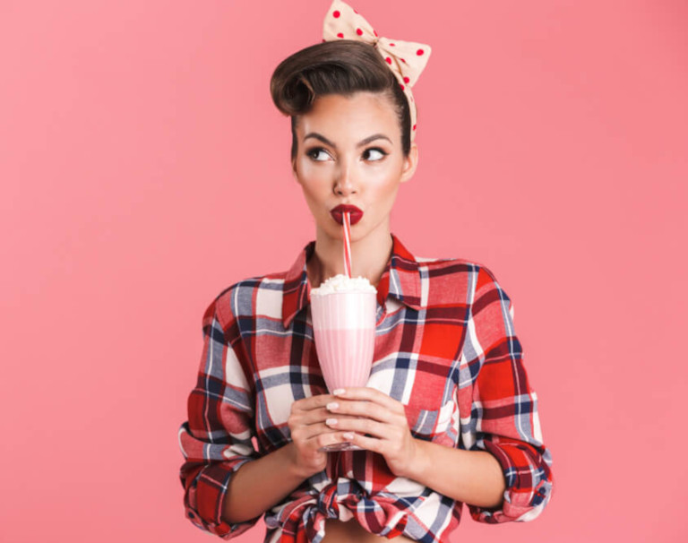 Pin-up girl – charakterystyka stylu i inspiracje