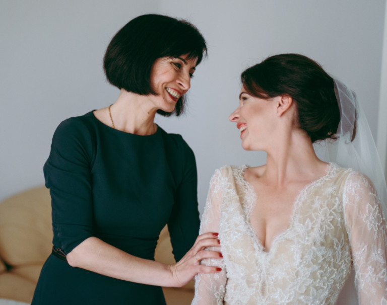 Sukienka na wesele dla 50-latki. Eleganckie kreacje