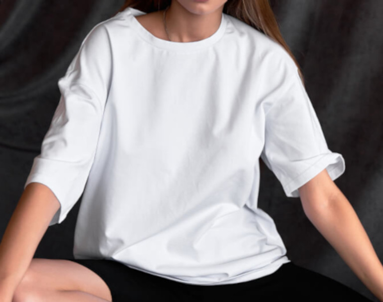 Jak nosić duży T-shirt? Męski ubiór w damskim wydaniu