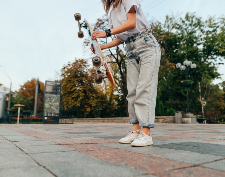 Baggy jeans – wielki powrót streetwearowego trendu