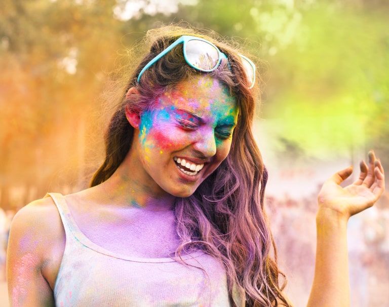 Holi, czyli Indyjskie święto kolorów. Jak się ubrać i przygotować?