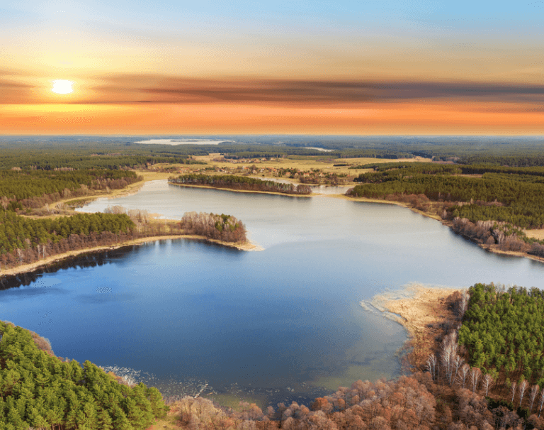 Weekend nad jeziorem? Radzimy, co zabrać na Mazury