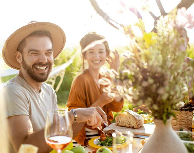 Garden party dress code, czyli jak ubrać się na przyjęcie w ogrodzie.