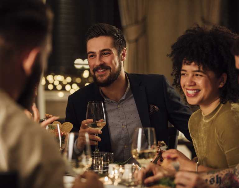 Jak się ubrać do restauracji na obiad? 5 porad stylisty