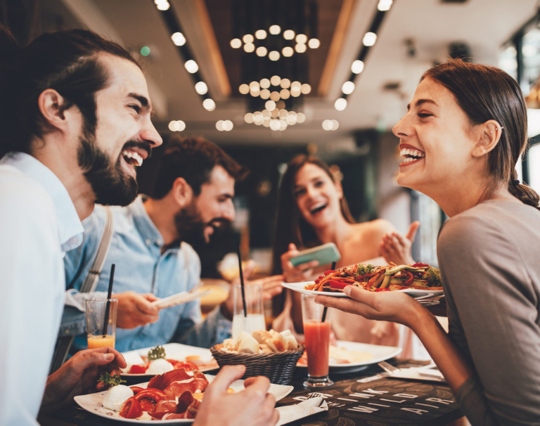 Jak się ubrać na kolację do restauracji? Mężczyzna nie musi w garnitur!