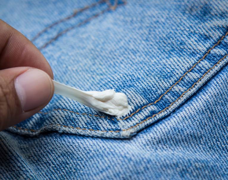Jak usunąć gumę do żucia z ubrania? 5 porad, dzięki którym uratujesz swoją garderobę