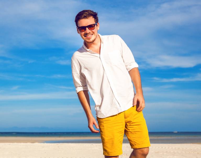 Koszula na plażę? Zobacz, jak ubierać się na wakacjach w ciepłych krajach