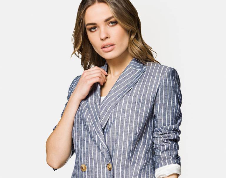 Damska marynarka w paski – stylizacje i inspiracje