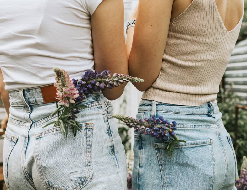 Mom jeans – z czym je łączyć i kiedy nosić?