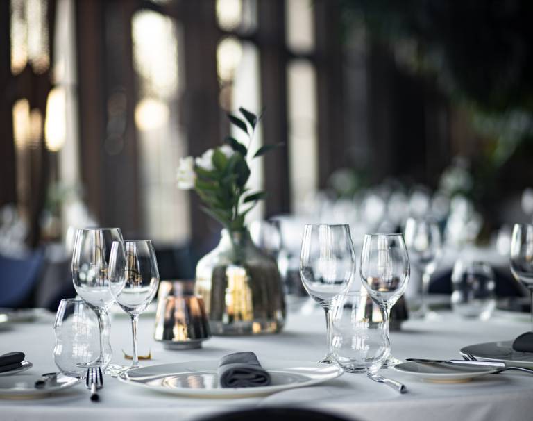 Jak zachowywać się w restauracji? Najważniejsze zasady savoir-vivre przy stole