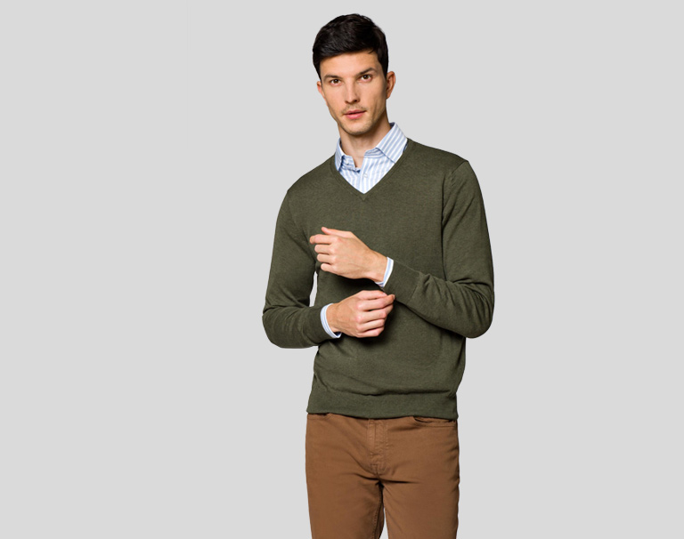 Jak nosić sweter w serek? Stylowe propozycje 
