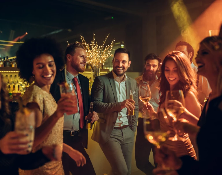 Jak się ubrać na cocktail party, czyli popularne obecnie przyjęcie?