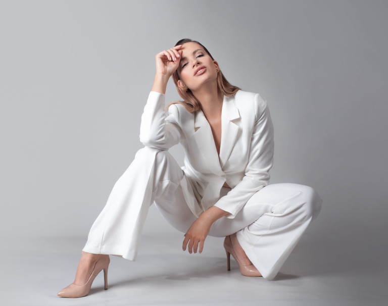 Jak nosić garnitur damski oversize? Eleganckie stylizacje z powiewem nowoczesności
