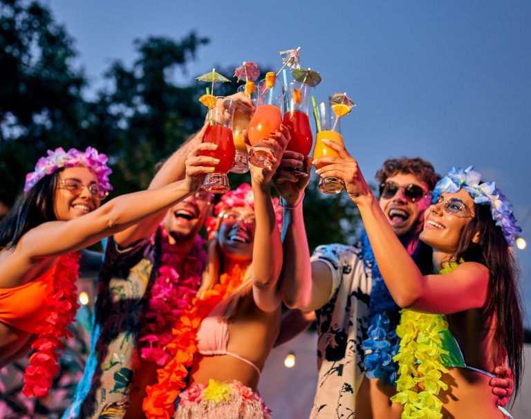 Impreza w stylu hawajskim na plaży – co założyć, by poczuć klimat?