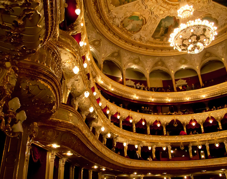 Jak się ubrać do teatru muzycznego? Strój na balet lub musical