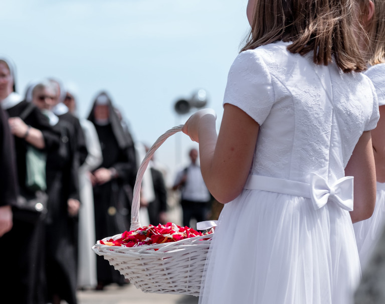 Jak stróż w Boże Ciało – co ubrać, żeby wyglądać elegancko?