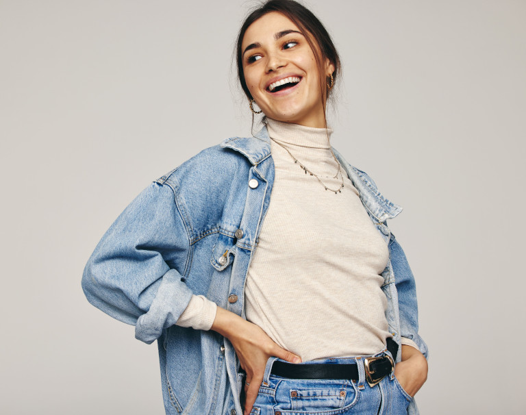 Jasny jeans pozostaje w trendach! Sprawdź, z czym go nosić!