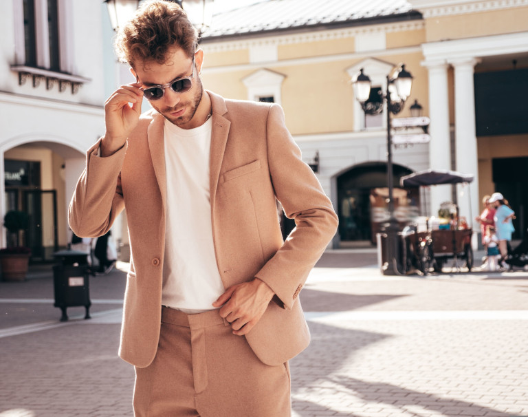Jak nosić kolorowy garnitur zgodnie z panującymi trendami? Stylista odpowiada