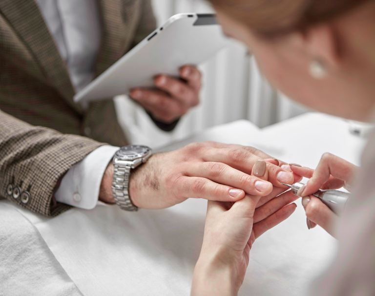 Męski manicure - dlaczego warto dbać o męskie paznokcie?